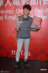 组图：陈柏宇喜获优秀演员奖 赞女友素颜漂亮