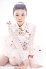 组图:隆莎变换新造型演绎熟女诱惑