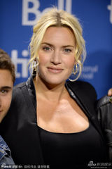 组图：温斯莱特《劳工节》首映被乔什亲吻脸颊