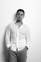 组图：邵兵黑白原色大片 展文艺气质