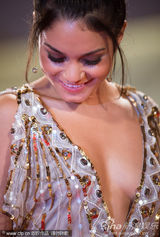 组图：《春假》首映 比伯女友与女伴比拼豪乳