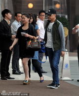 组图：66岁王学圻潮人装扮帅气有型