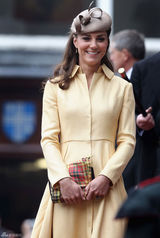 组图：威廉王子晋封王妃现身笑容甜美