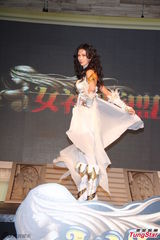 组图：林志玲cos光之女神 挥舞权杖性感曼妙