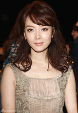 组图：陈数亮相米兰时装周 裸色流苏裙大气优雅