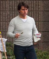 幻灯图集：苏瑞一身红裙亮相 克鲁斯片场享美食