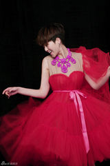 组图：谭维维新春时尚大片 展现甜美笑容