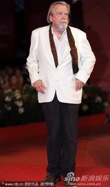 组图：《硬纸盒小镇》首映 导演埃曼诺牵爱妻亮相