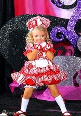 组图：3岁女童获近百选美冠军萌翻网友