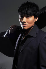 组图：刘小辉帅气写真 尽显绅士魅力