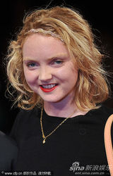 组图：《断开》首映 超模莉丽水墨短裙显个性