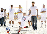 高清组图：贝克汉姆海滩教小球迷踢球 