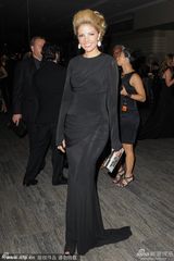 组图：阿德里安亮相晚宴 斯万克蕾丝礼服惊艳