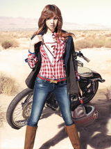 组图：赵允熙拍写真秀好身材 牛仔装显帅气