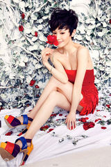 组图：石小群短发写真曝光 尽显妙灵妩媚