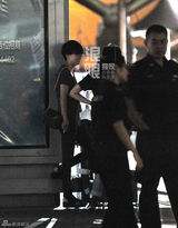 独家：董洁经纪人与友回京 烟不离手心情不错