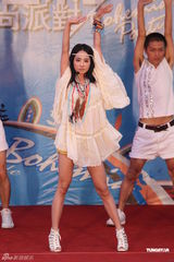 组图：蔡依林萧敬腾出席代言活动 雨中激情献唱