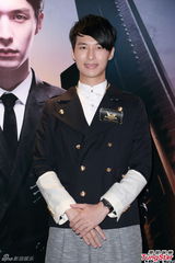 组图：严爵8月底香港开唱 努力练习广东话