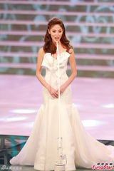 组图：港姐总决赛低胸白裙开场 舞台梦幻唯美