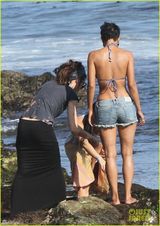 组图：哈利贝瑞身穿蓝色比基尼开心度假