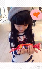 组图：童年小龙女演员超萌生活照 可爱似洋娃娃