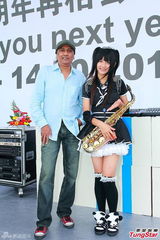 组图：许雅涵助阵上海某乐器展再显萌风