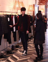 组图：韩星朴海镇上海购物装扮时尚