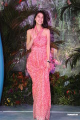 组图：Angelababy代言洗发水自称资深JAY迷