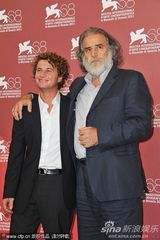 组图：竞赛片《内陆》发布会 女星黄衣配蓝裤抢镜