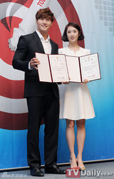 组图：金敏贞金钟国出席世界禁烟日纪念式