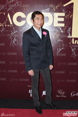 组图：徐子珊超深V红裙开胸复工 jessica C爆乳