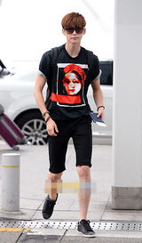 组图：李钟硕赴菲律宾拍新片 邻家男孩巨星范