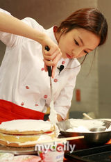 幻灯：Kara节目公开录制现场 成员做蛋糕有模有样