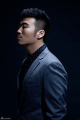 组图：李东霖拍摄魅力写真 彰显成熟男人本色