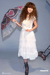 幻灯图集：杨丞琳长卷发似洋娃娃 白蕾丝裙可爱