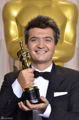 高清组图：奥斯卡后台获奖众星举金人光彩照人