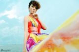 组图：隋俊波海边红裙写真 宛若花朵艳丽绽放