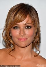 组图：阿德里安亮相晚宴 斯万克蕾丝礼服惊艳