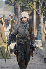 组图：新《神雕》曝陈紫函乞丐装剧照 变身打女