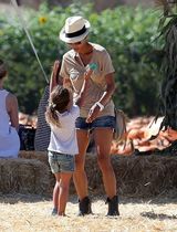 组图：哈利贝瑞与前男友携爱女度假