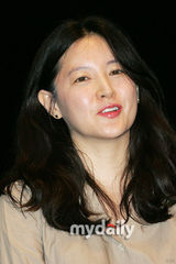 幻灯图集：李英爱婚后首度亮相 衣着朴素重返校园