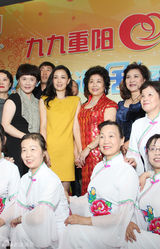 组图：《买房夫妻》小陶虹婆婆走秀捧场