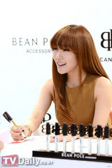 组图：少女时代Tiffany办签名会变秋季成熟女人