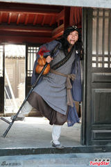 组图：赵毅《蓬莱八仙》演铁拐李逗笑众人