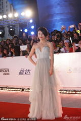 组图：上海电视节红毯 贾青性感双峰呼之欲出