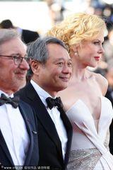 组图：评委团亮相 李安绅士风度挽妮可现身