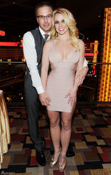 组图：布兰妮为男友庆生 紧身裙性感爆乳大秀婚戒