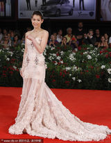 组图：杜琪峰《夺命金》首映 胡杏儿长裙华丽