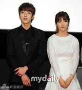 组图：韩性感女星Clara宣传新剧 深V纱裙秀巨乳