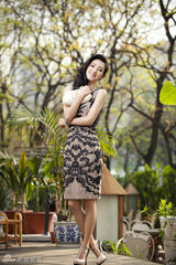 组图：王丽坤初夏盛装变身轻熟女